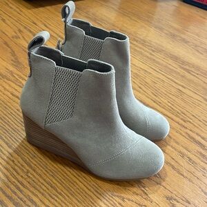 WOMEN’S TOMS KAYLEY BOOTIES IN taupe GREY suede BRAND NEW SIZE 7